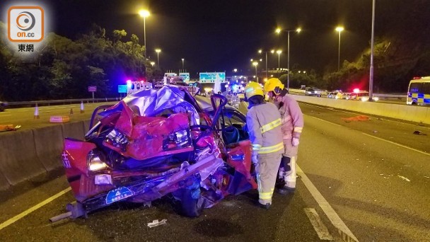 鄭州旅游大巴與出租車(chē)相撞5人死亡包括2名司機(jī)http://m.leadwave.com.cn/